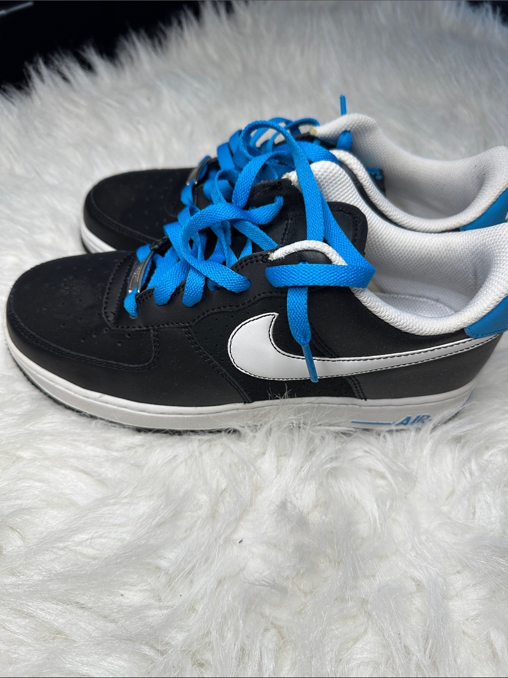 Nike Kids Black Sneakers with Bright Blue Laces and White Swoosh size 6